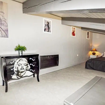 1 Bedroom Amazing In Prázdninový dům *